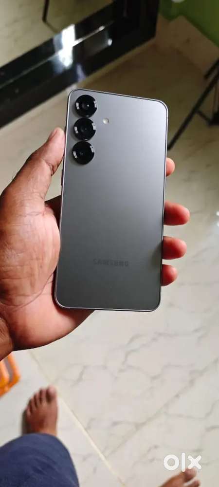 Samsung s25. 5months old. NO SCRATCHES. IN BRAND NEW CONDITION