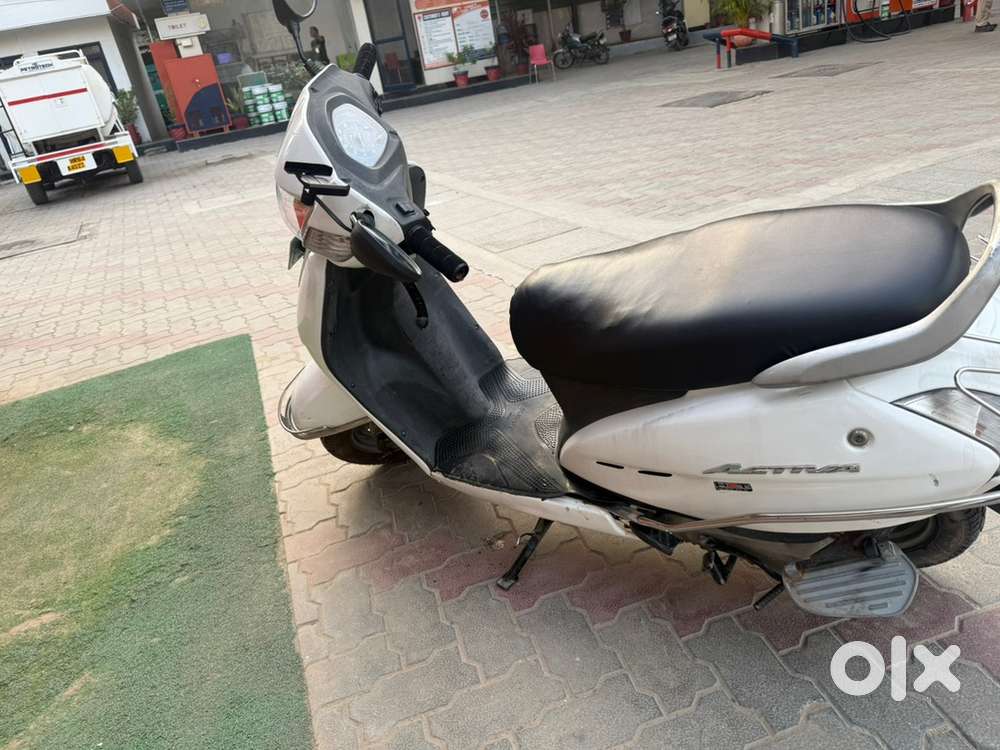 Good in condition phone stand included