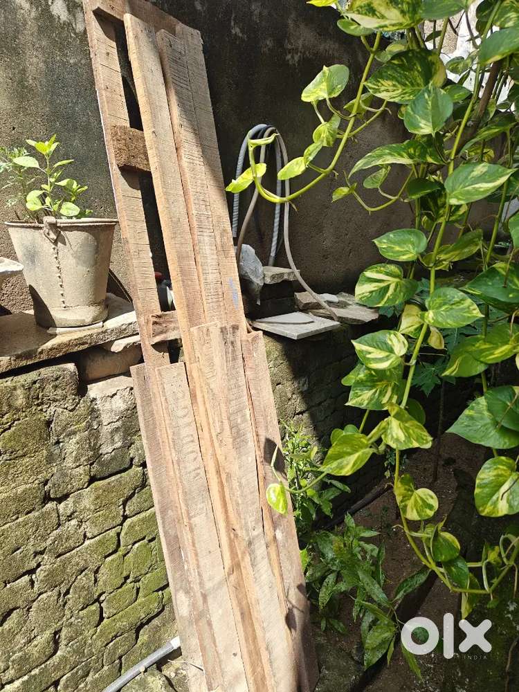 Wooden slabs(लकड़ी के तख्ते)