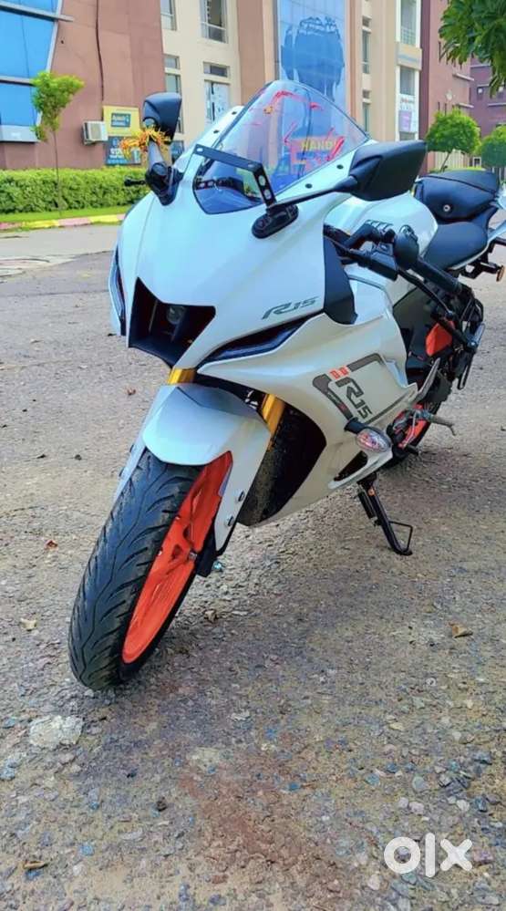 White colour R15 v4 bike lucknow registration