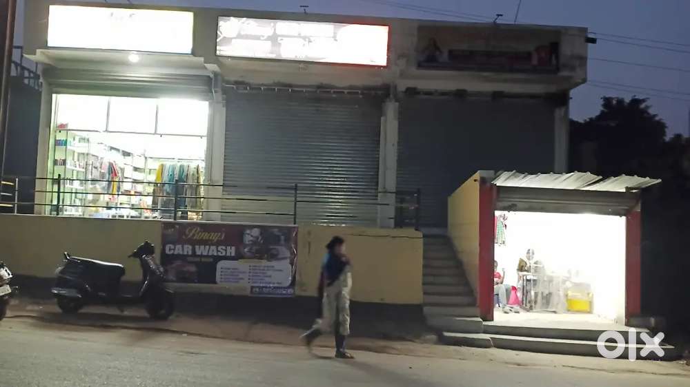 Rent may dena main road may hai