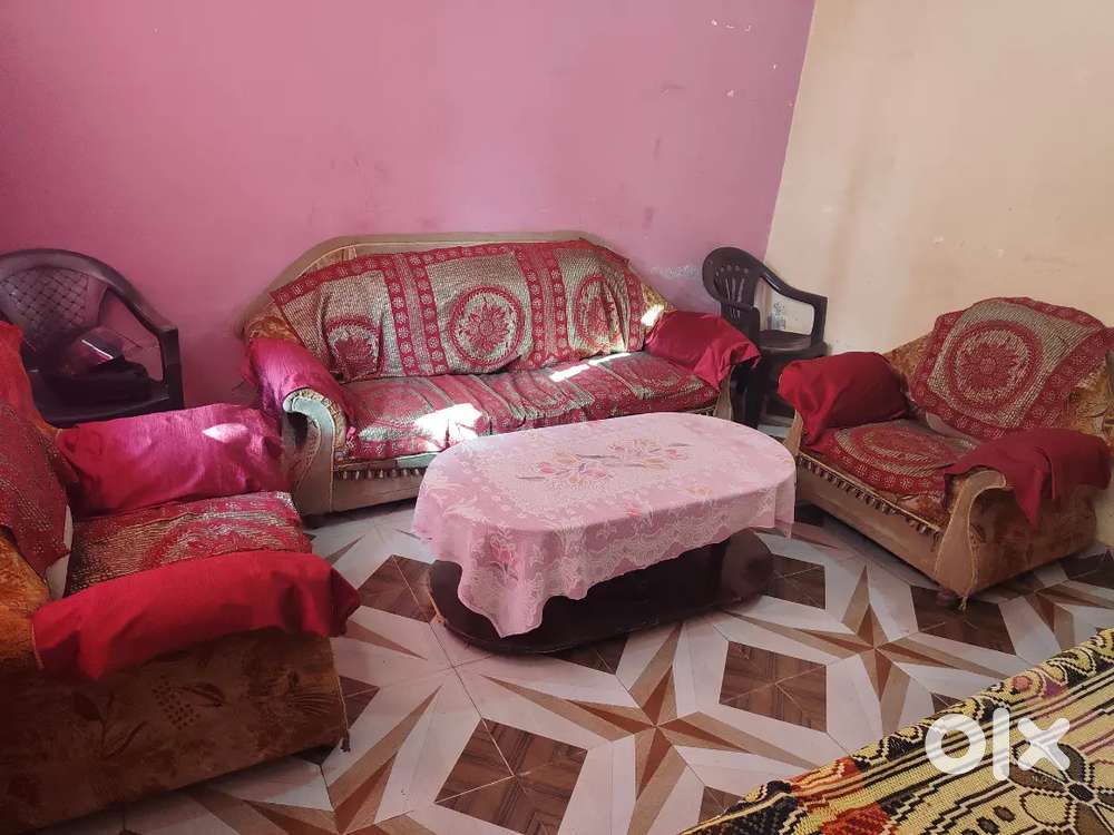 SUPER CONDITION SOFA SET WITH TABLE