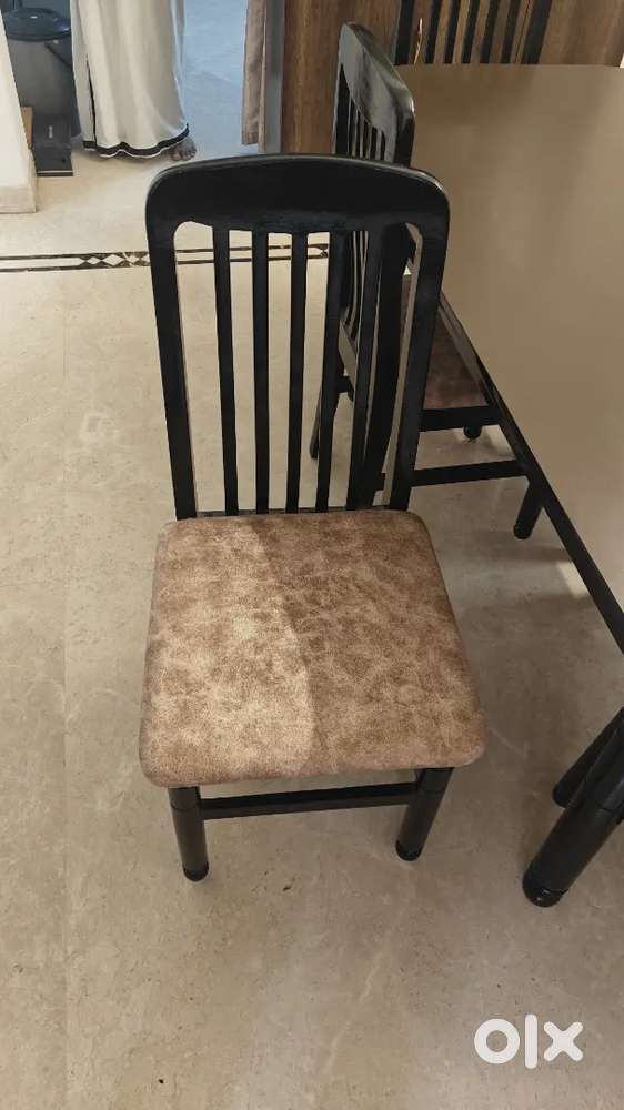 Sturdy dining table, resale ready