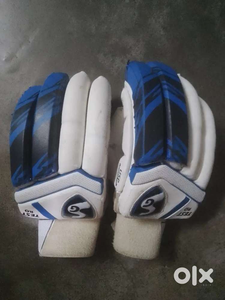 I'm selling this gloves in very low price I just used for 2 months