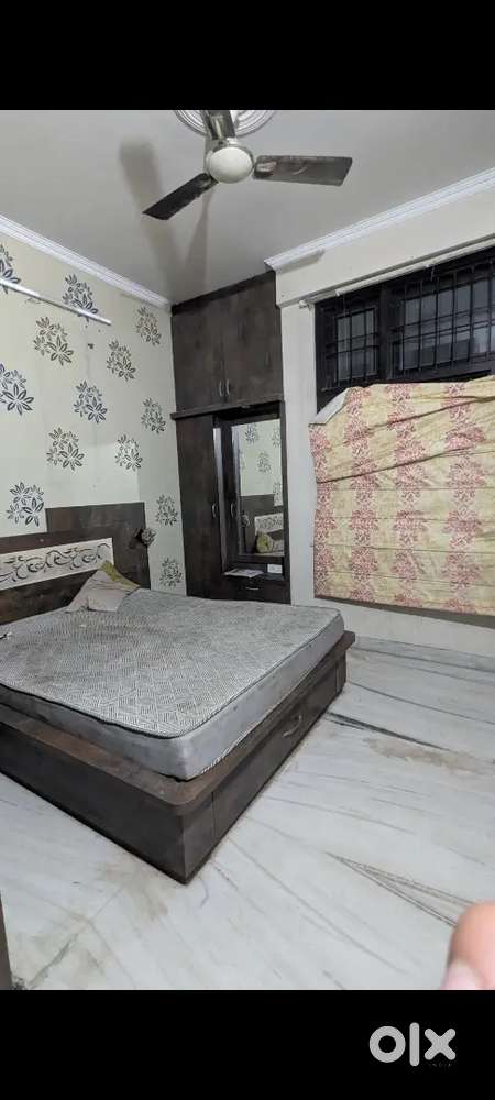One room available in 3bhk flat