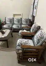 5 seater well maintained sofa set with center table