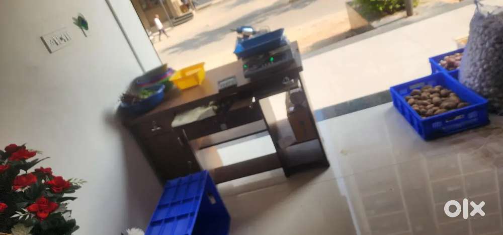 શાકભાજી અને ફ્રૂટ ની દુકાન પર શાકભાજી વેચી શકે તેવો માણસ જોઈએ છે