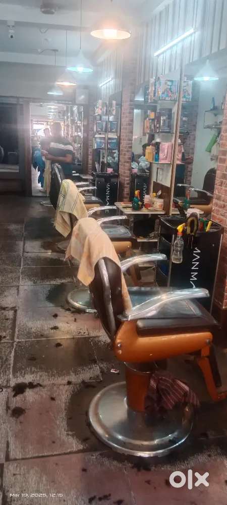Parlar saloon chears & mirrar