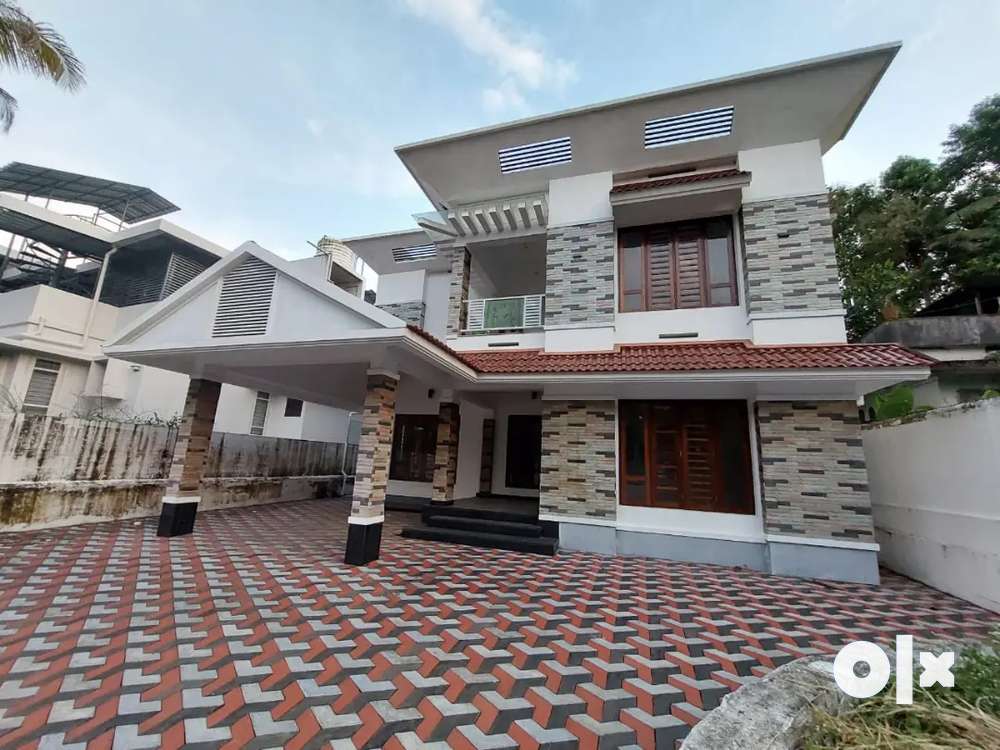 Aluva mangalapuzha Desom Kunnumpuram 8.5 cent 4 bhk beautiful house