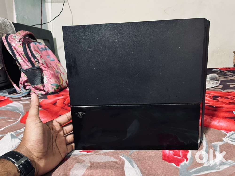 PS4 1TB version 9.00 with original uncharted edition 1 controller