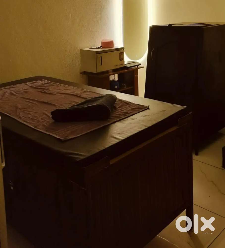 Female spa therapist vacancy (cross)