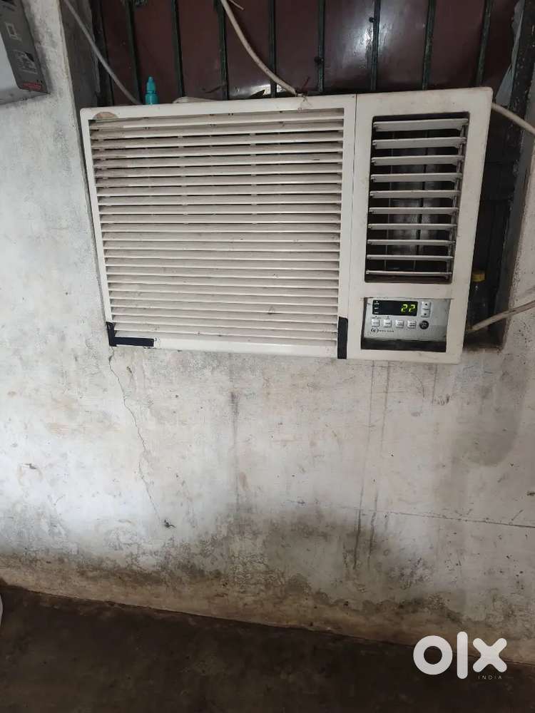 2 ton AC  good condition available