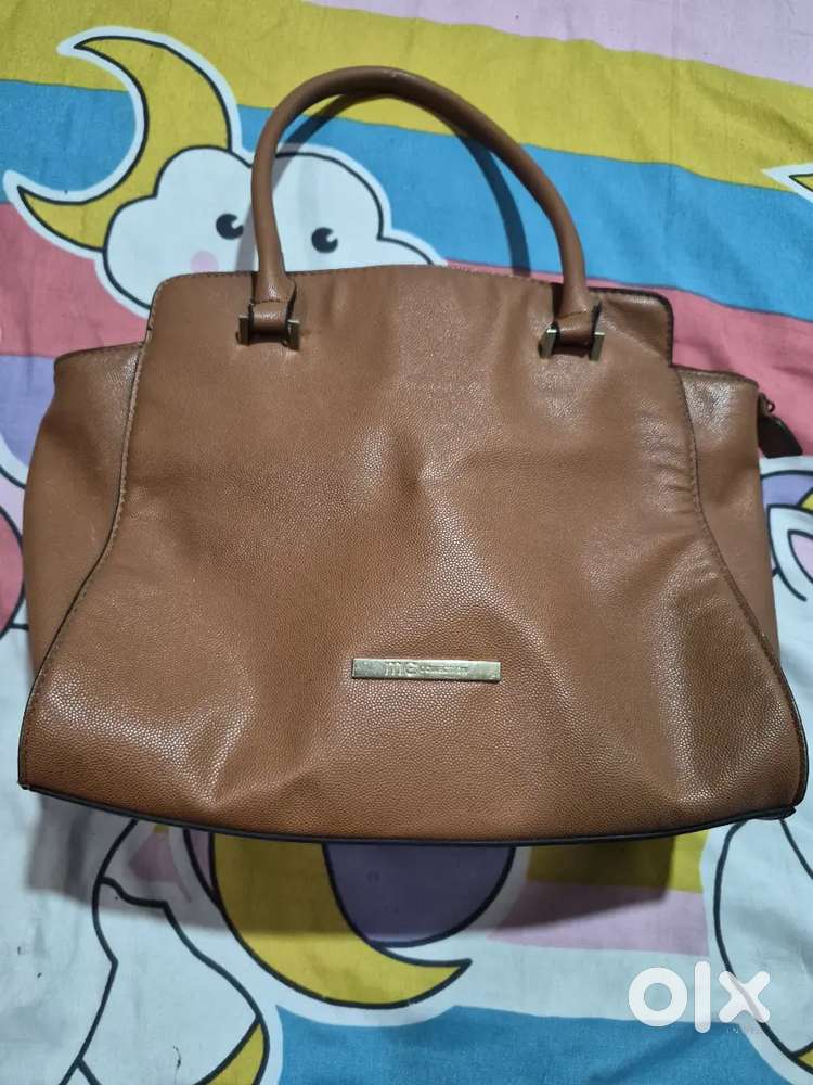 Pantaloon Leather used Bag