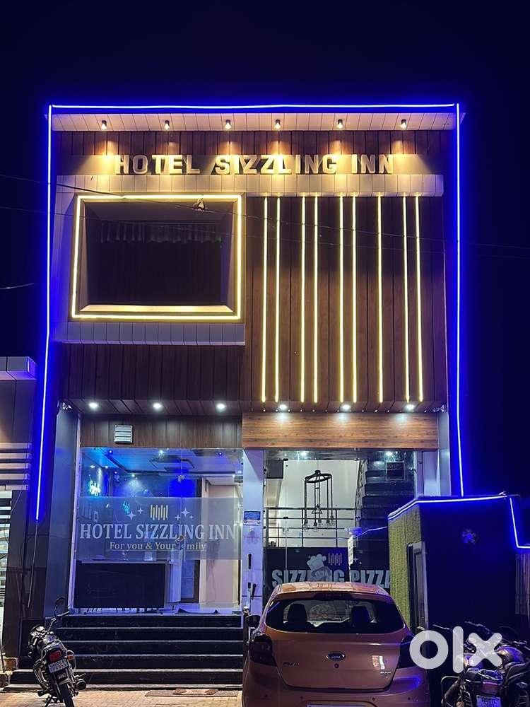 Hotel m kam krne k ladka chaiye