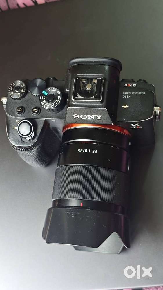 Sony Alpha ILCE-7RM4A 35mm 1.8 sony two batterys charger
