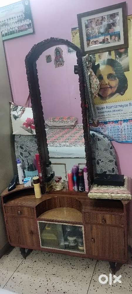 DRESSING TABLE