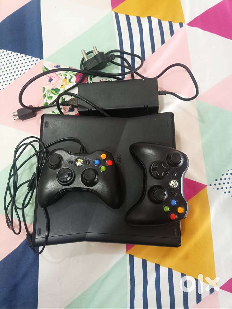 Xbox 360 with GTA 5 + 2 Controllers + 60 Games