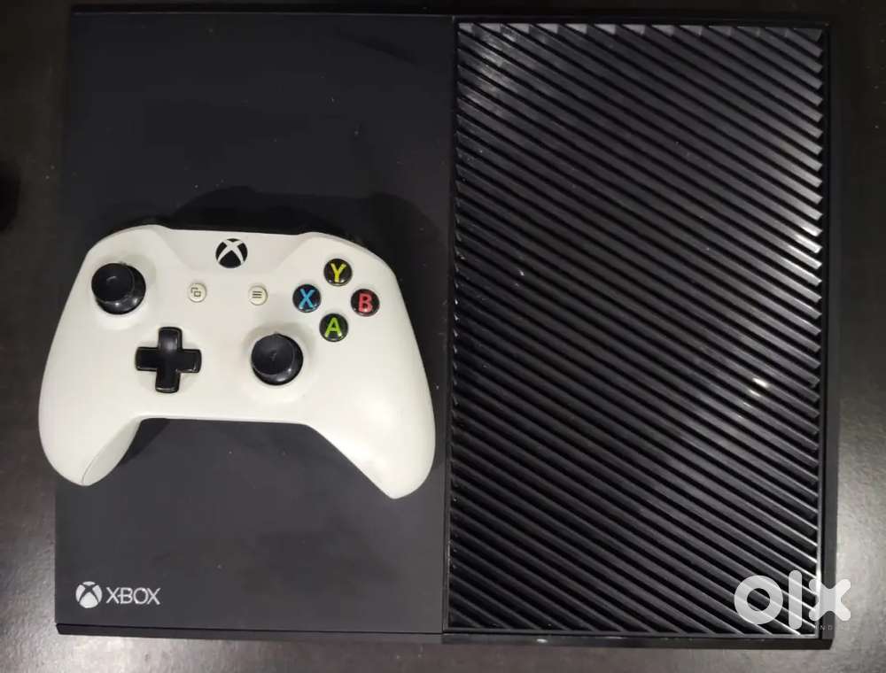 Xbox one (500 gb varient ) with two controller and 1 game