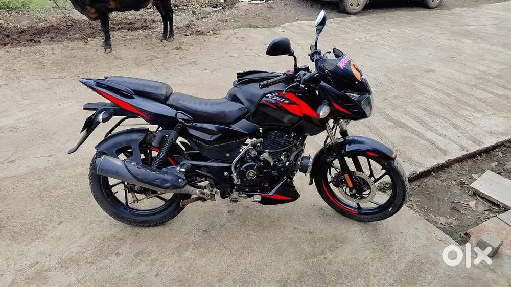 गाडी फुल्ल कंडिशन मध्ये आहे फक्त पैशाची अडचण म्हणून विकत आहे