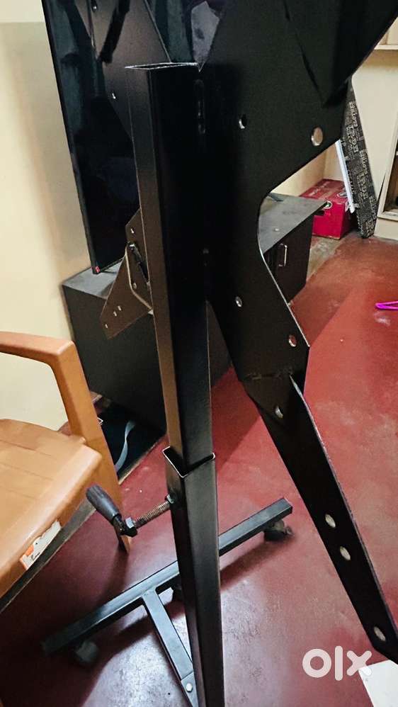 Adjustable/Movable TV/Monitor Stand