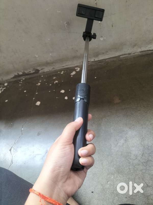 Wireless bluetooth mobile phone holder stand with bluetooth remote