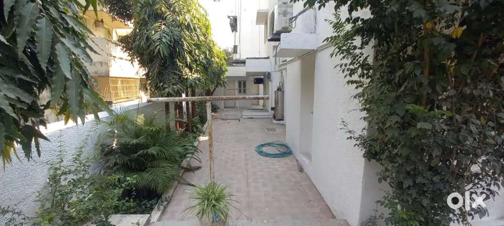 7bhk guest house bunglow for lease at alkapuri Main road