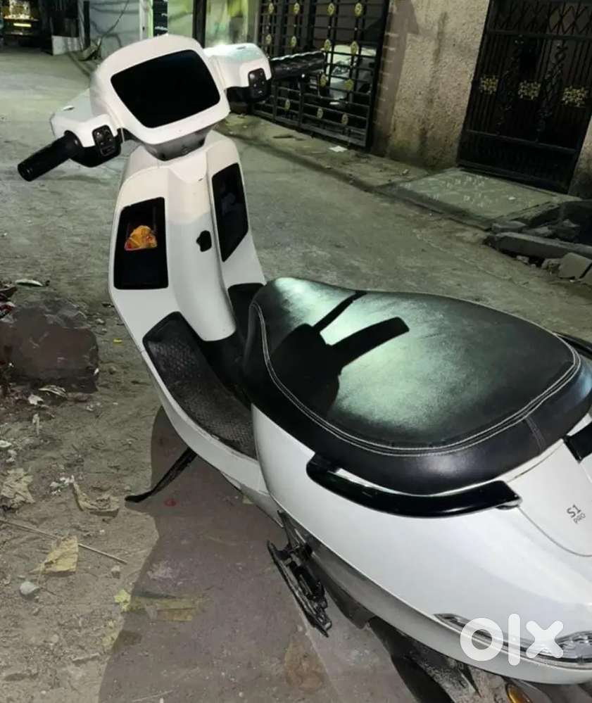 WHITE COLOUR MINT CONDITION 1ST OWNER  GOOD CONDITION