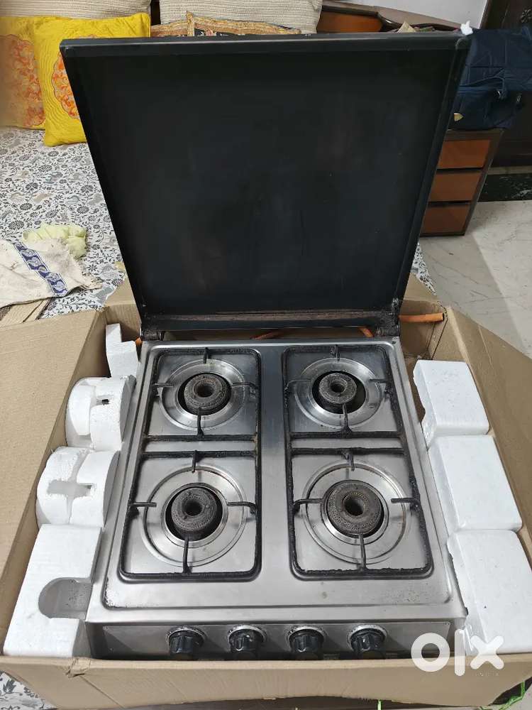 Gas stove with 4 burners