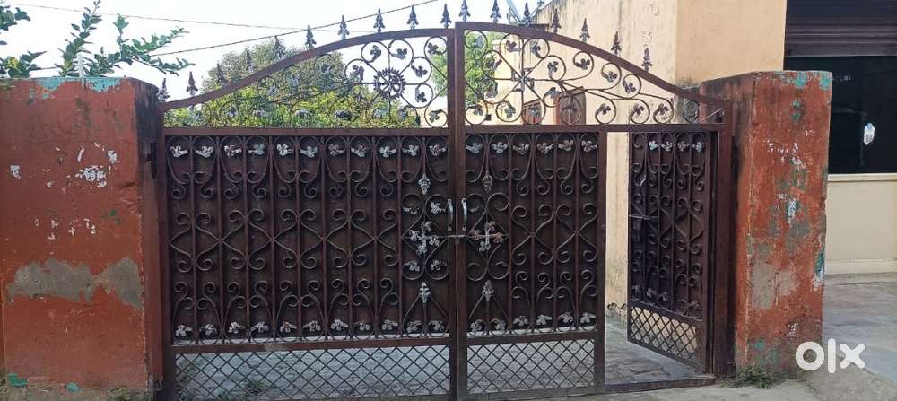 Iron gate in good condition