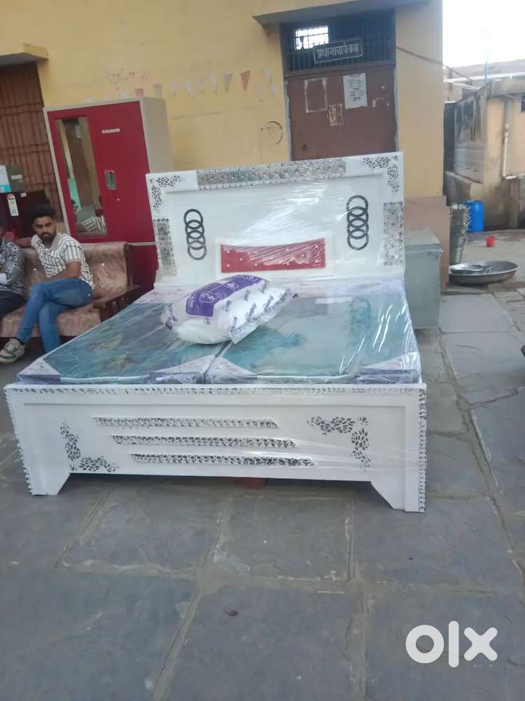 Bed.   16000