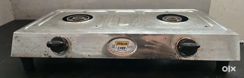 Gas stove and regulator