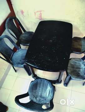 Plastic table with 5 chair