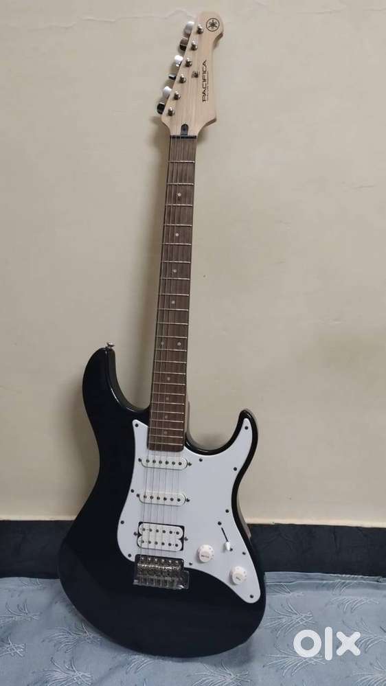 Yamaha electric guitar with vault amplifier 20 wats