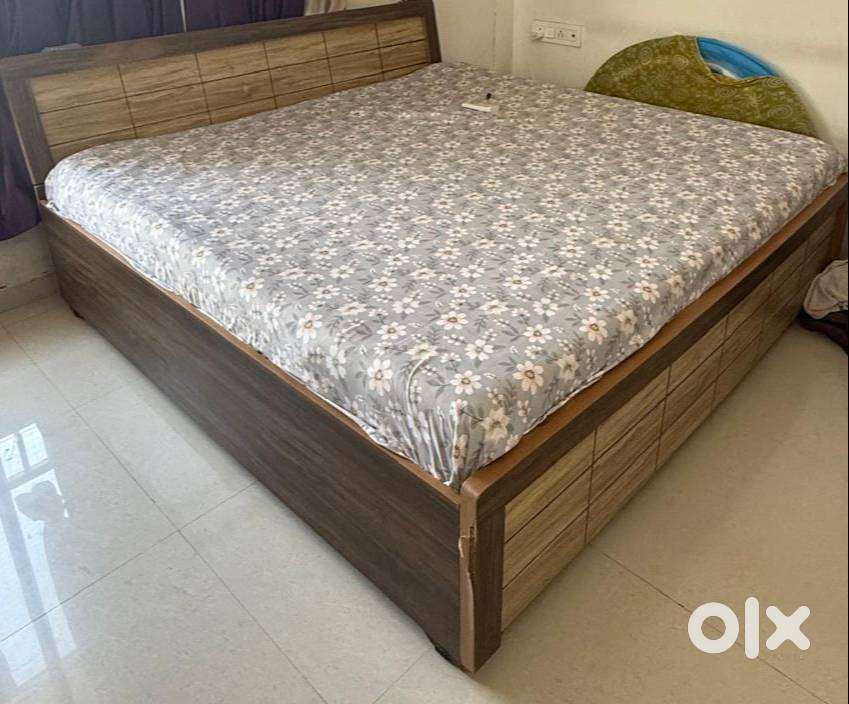 King Size Bed, Wardrobe & Computer Table – All in Good Condition