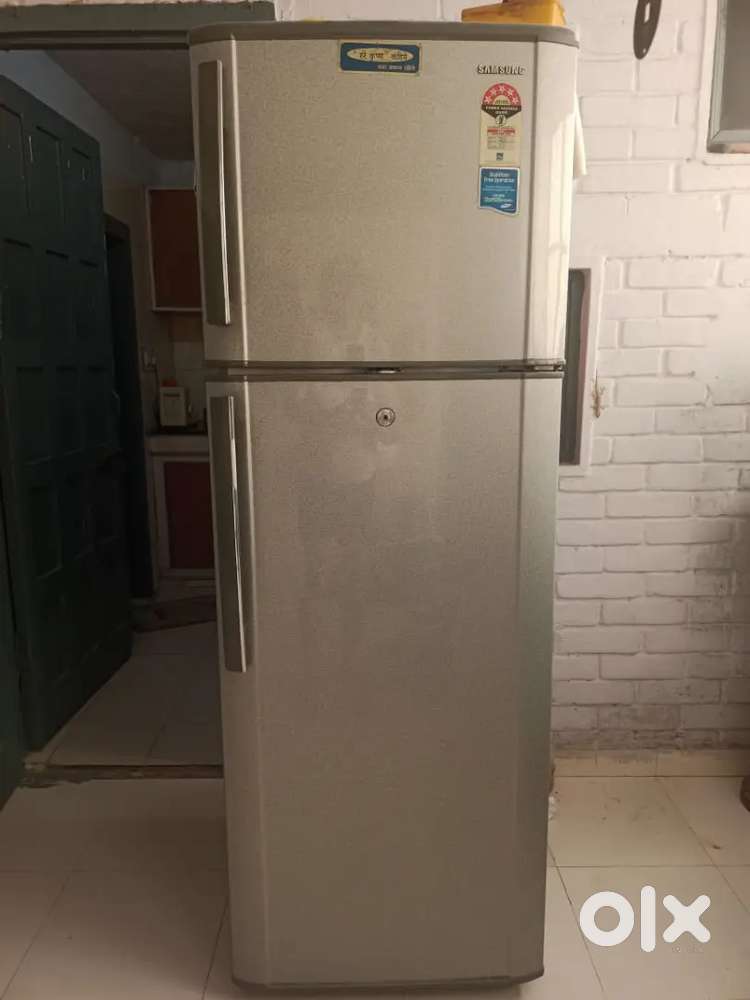 Double door refrigerator