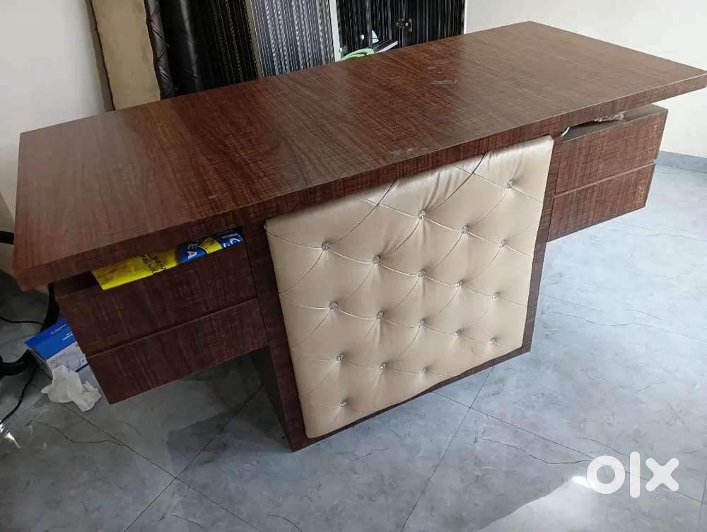 Selling Stylish Office Table