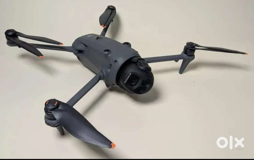 DJ Mavic 4 Pro 512GB Creator Combo (RC Pro 2) O4+ 10-bit 30km HDR