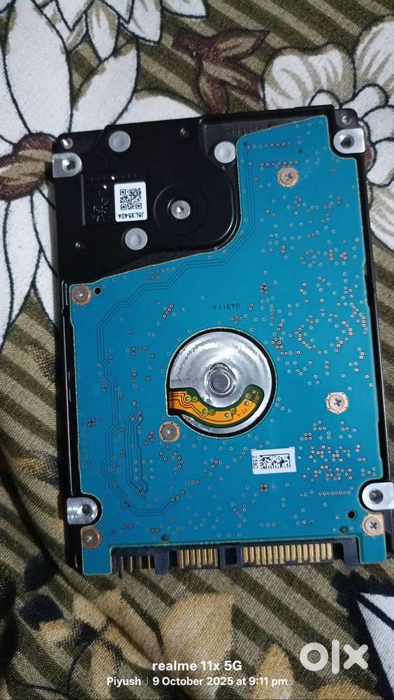 The hard disk is a 2.5-inch SATA drive with a capacity of 1TB (1000GB)