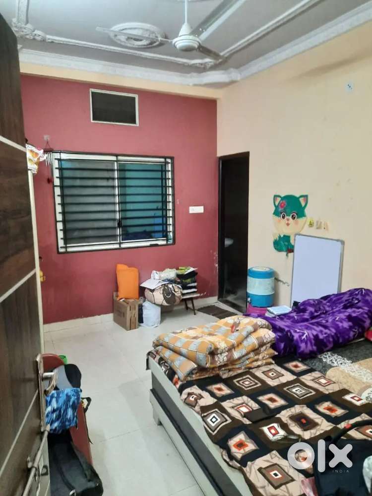 Urgent female roommate required