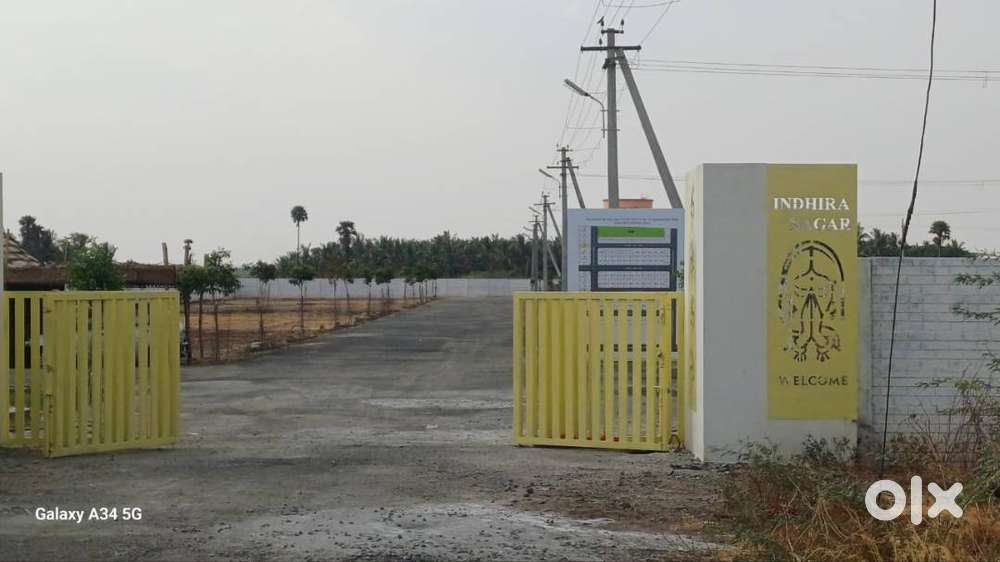 33,30 & 23 feet wide driveways. Good construction quality.