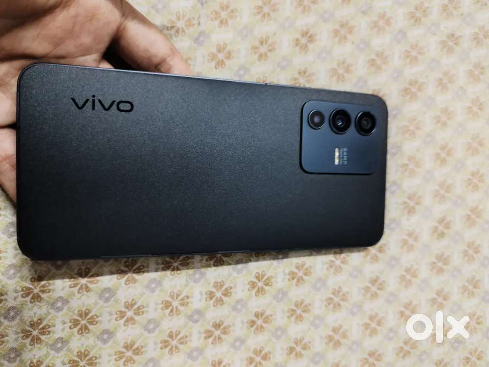 Vivo v23 5g in good condition display pai halka right side daag hai
