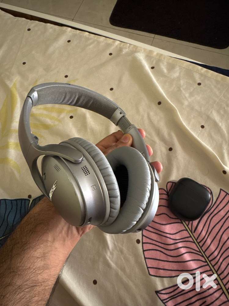 Bose Quiet Comfort Headphones + Bose Quiet Comfort 2 Earphones