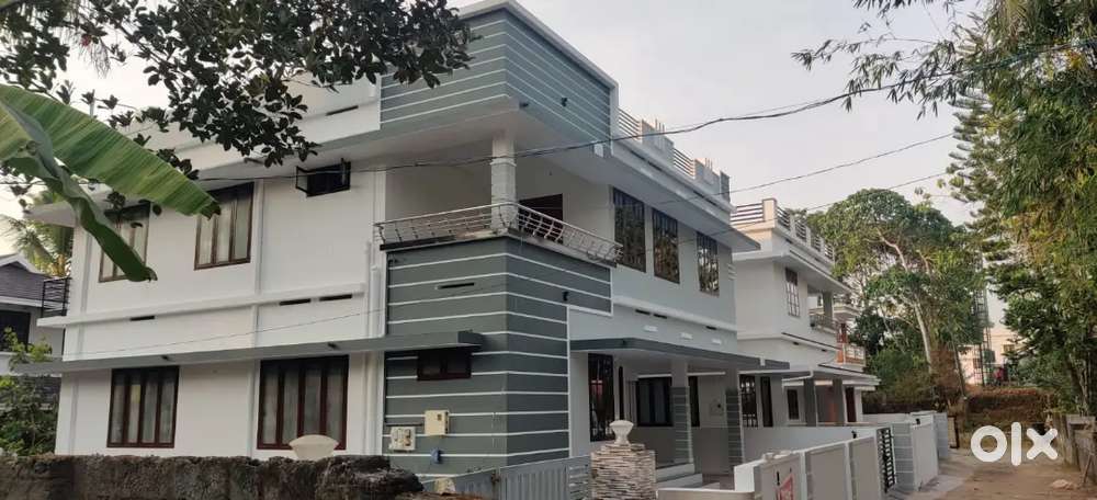 5.5 cent land and posh house