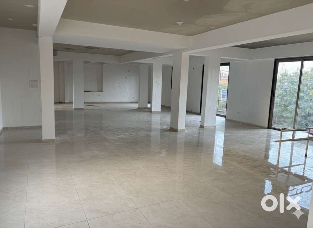 1700 sq ft commercial space for rent on racecourse ring road