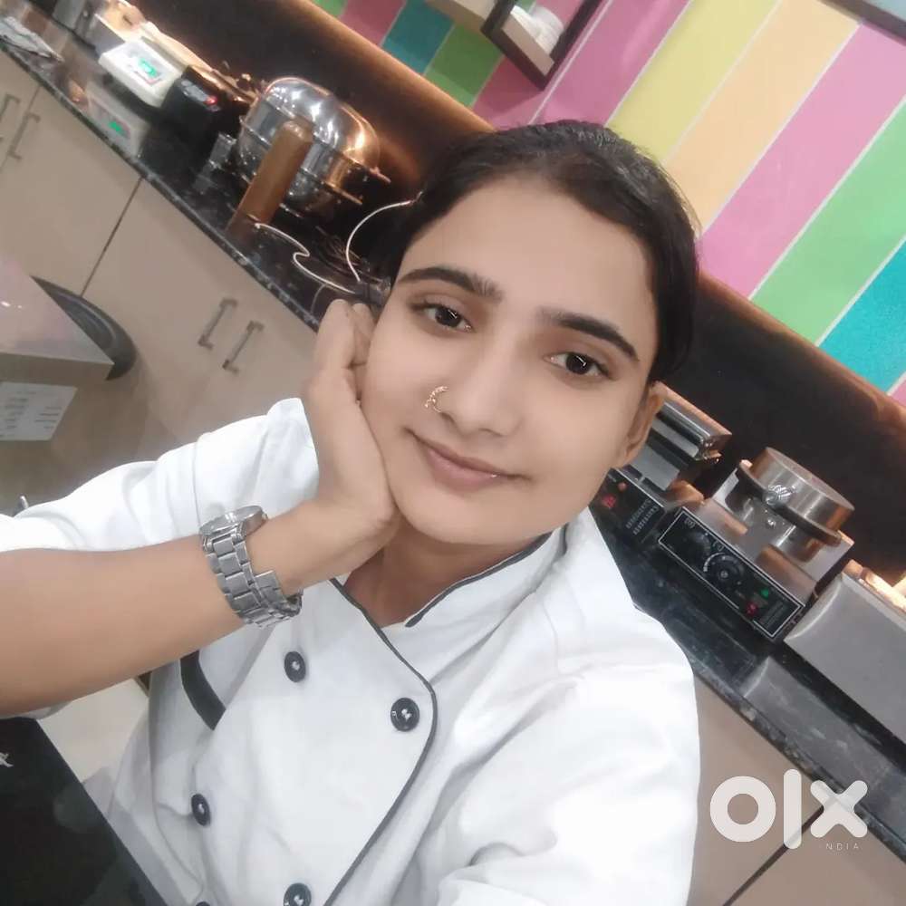 हमारे रेस्टोरेंट है छोटा सा उसमें काम करना सिर्फ लेडिज या लड़की