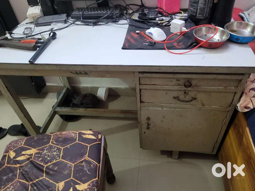 Table with 3 drawers