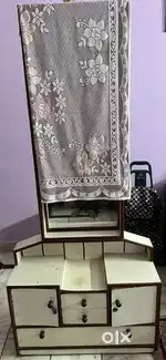 Dressing Table with 5 storage spaces