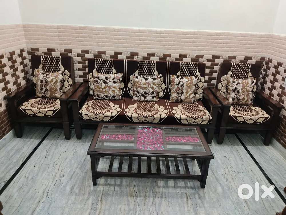 5 Seater Sofa + Center Table