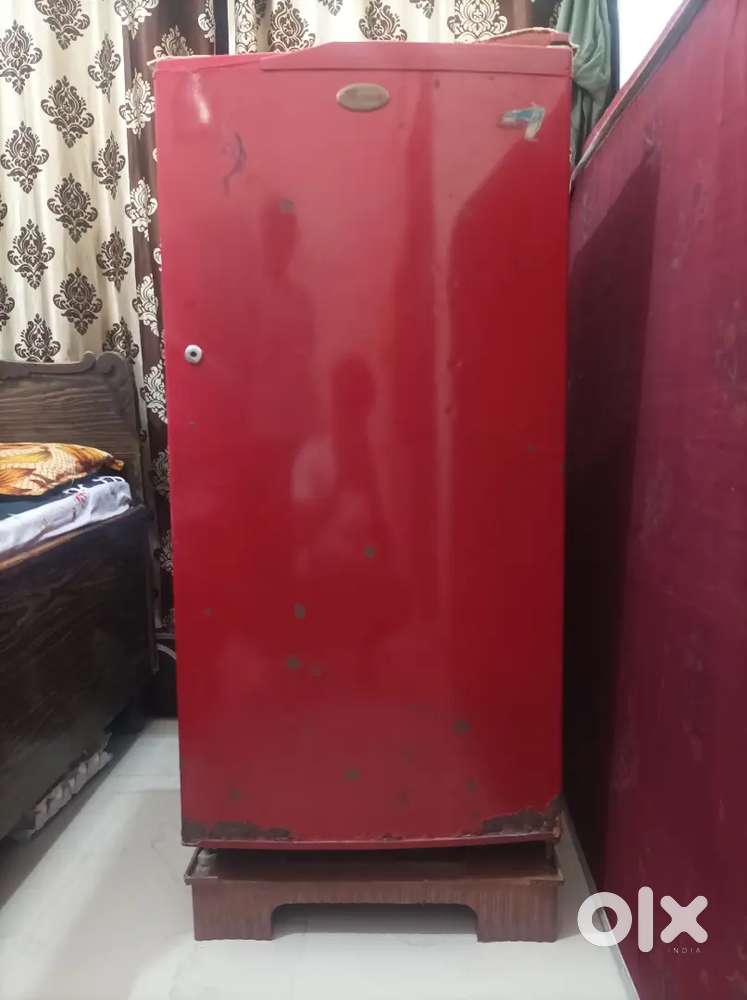 Whirlpool single door 180L in Ok condition.