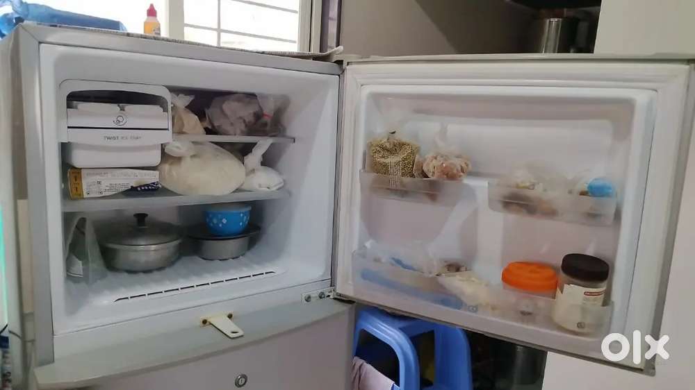 Double door refrigerator
